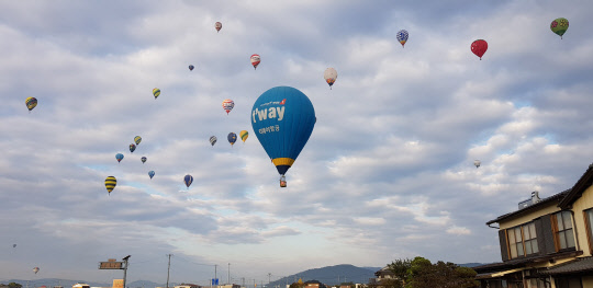 티웨이항공은 회사 열기구팀이 지난 4일까지 일본 규슈 사가현에서 열린 '2018 사가 국제 열기구 페스타'에 참가했다고 6일 밝혔다. 이번 대회에는 35개국, 105개팀의 세계 정상급 열기구 선수들이 참가했다. 티웨이항공 열기구팀 열기구가 하늘에 떠 있는 모습. <티웨이항공 제공>